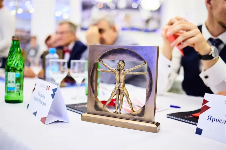 Стол для спикеров на конференции