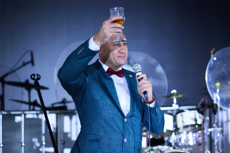 Антон Циванюк произностит тост на банкете кинезиологов