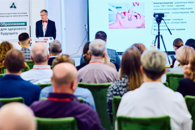 Могельницкий Александр выступает перед аудиторией