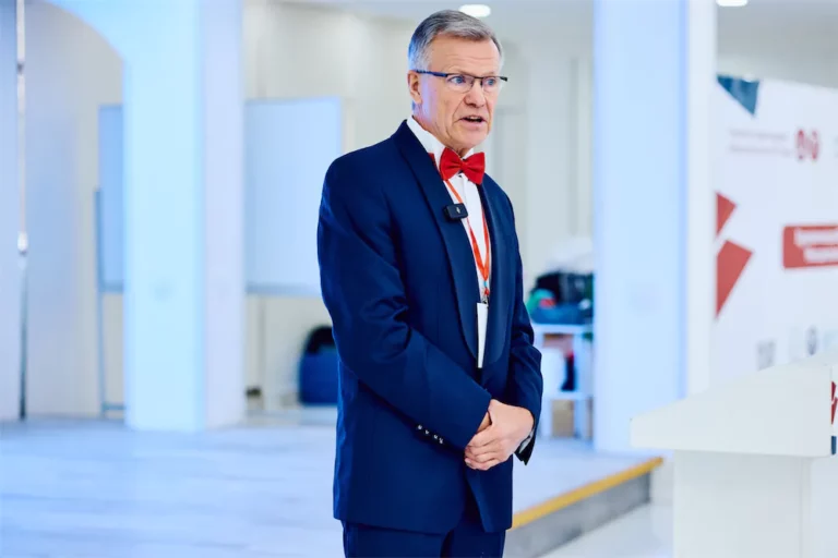 Могельницкий Александр Сергеевич выступает на конференции кинезиологов